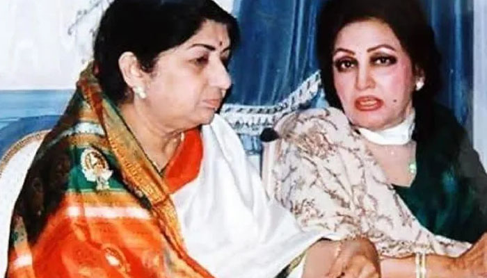 اپنے کیرئیر کے ابتدائی برسوں میں لتا  منگیشر کو ملکۂ ترنم میڈم نور جہاں  کے سامنے گانے کے لیے کہا گیا۔