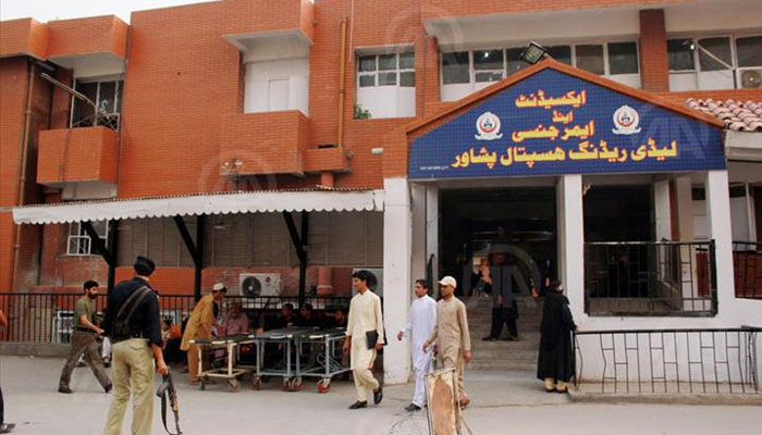 پشاور: سر سے کیل نکال گئی، خاتون اسپتال سے ڈسچارج