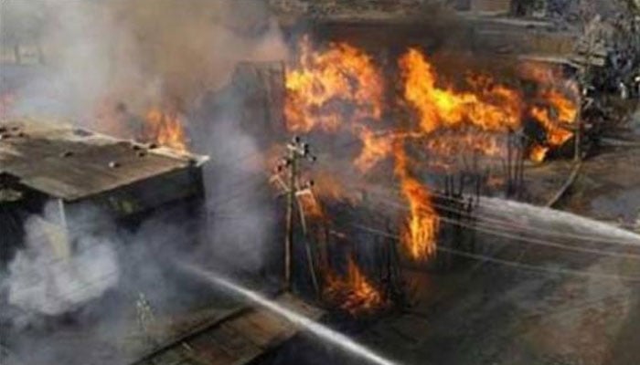 گجرات، پرانے کپڑوں کے بازار میں آگ سے 200 دکانیں جل گئیں