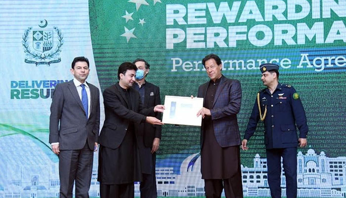 وزراء کو تعریفی سند، سوشل میڈیا پر کئی سوال اُٹھ گئے