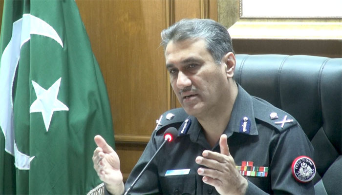 ایڈیشنل آئی جی کراچی غلام نبی میمن کراچی پولیس آفس میں اجلاس سے خطاب کر رہے ہیں