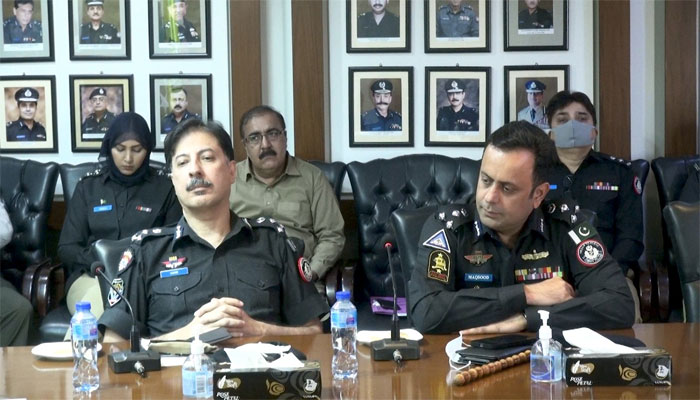 ایڈیشنل آئی جی کراچی غلام نبی میمن کی زیرِ صدارت کراچی پولیس آفس میں ہونے والے اجلاس میں افسران شریک ہیں