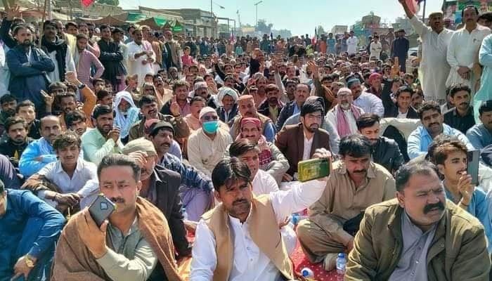 5 افراد کا قتل، نواب شاہ میں بھنڈ برادری کا دھرنا جاری
