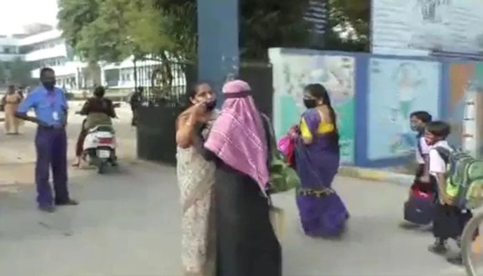 بھارت: خاتون ٹیچر اسکول کے باہر سڑک پر برقع اُتارنے پر مجبور