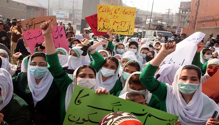 پشاور میں نرسیں احتجاج کرنے سڑکوں پر نکل آئیں