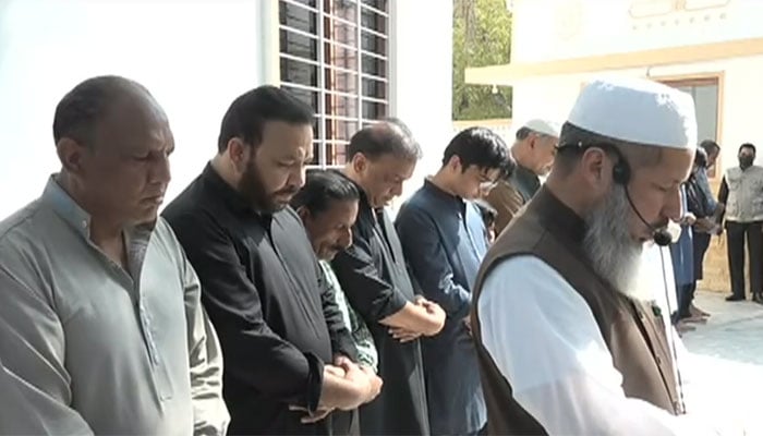 صحافی اطہر متین کی نمازِ جنازہ ادا کی جا رہی ہے —بشکریہ ٹوئٹر