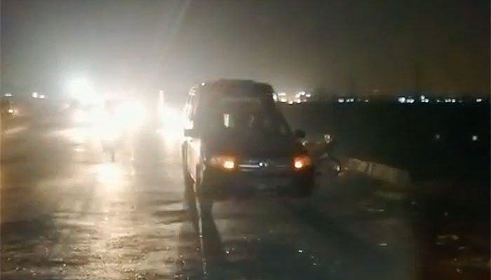 کراچی میں کورنگی کاز وے پر گزشتہ رات مسلح ملزمان نے ٹریفک جام کے دوران شہریوں سے لوٹ مار کی، ڈاکوؤں کے فرار ہونے کے بعد پولیس موقع پر پہنچی — اسکرین گریب