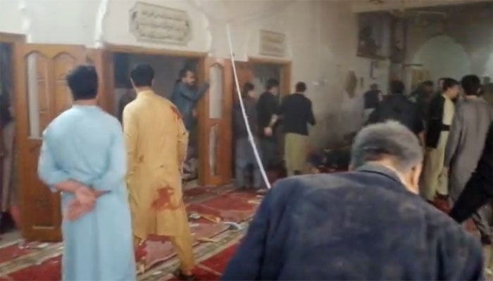 مسجد میں خود کش دھماکے کے بعد امدادی کارروائیاں جاری ہیں