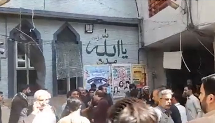 دھماکے سے پہلے حملہ آور نے سیکیورٹی اہلکاروں پر فائرنگ کی، عینی شاہد