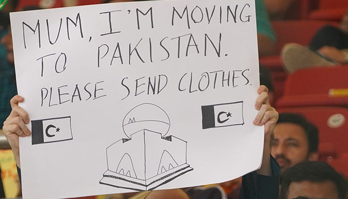 اب پاکستان میں رہوں گا، میرے کپڑے بھیج دیں: غیر ملکی تماشائی کا والدہ کو پیغام