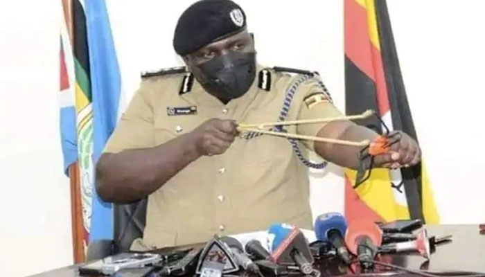 اہلکار کی غلیل سے نشانہ تاکتے وائرل تصویر کی حقیقت کیا؟