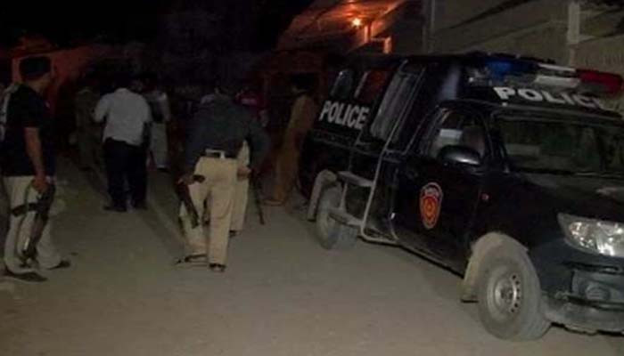 Karachi: An accused who opened fire on policemen was killed