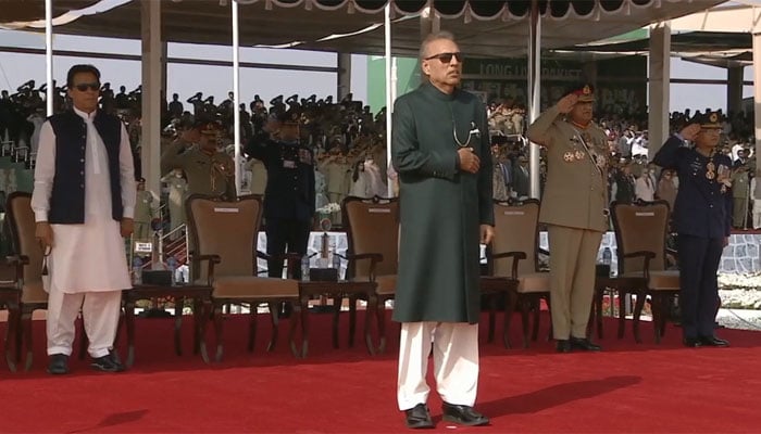 یومِ پاکستان کی مرکزی تقریب میں صدرِ مملکت ڈاکٹر عارف علوی، وزیرِ اعظم عمران خان اور پاک افواج کے سربراہان نے شرکت کی