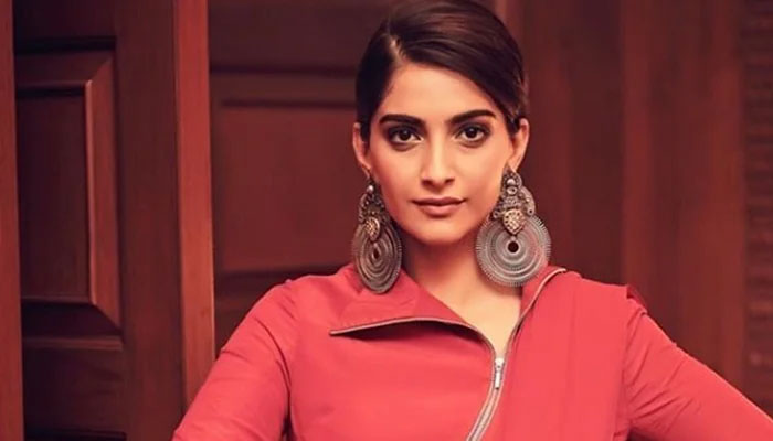 Sonam Kapoor flaunts her pregnancy glow: See