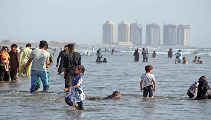 کراچی: پارہ 40 ڈگری جانے کی پیشگوئی ، لوگ ساحل پر پہنچ گئے