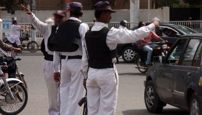 کراچی سے 2900 ٹریفک پولیس اہلکاروں کا دیگر اضلاع میں تبادلہ