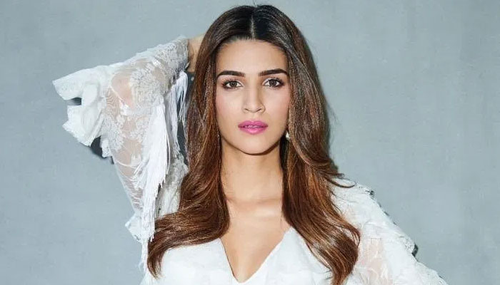 Kriti Sanon exudes confidence at grand ramp walk: Watch