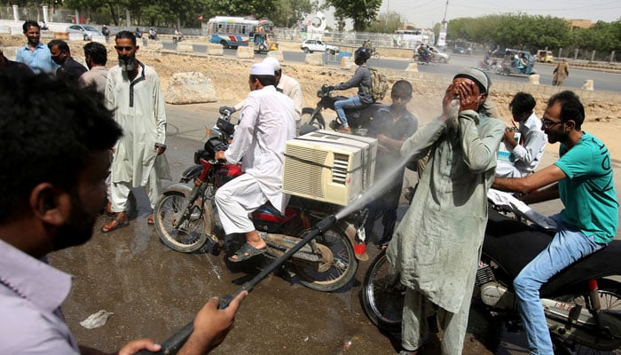 کراچی ہیٹ ویو کی لپیٹ میں