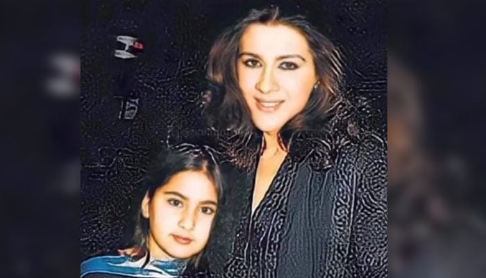 یہ کس بالی ووڈ اداکارہ کی بچپن کی تصویر ہے؟