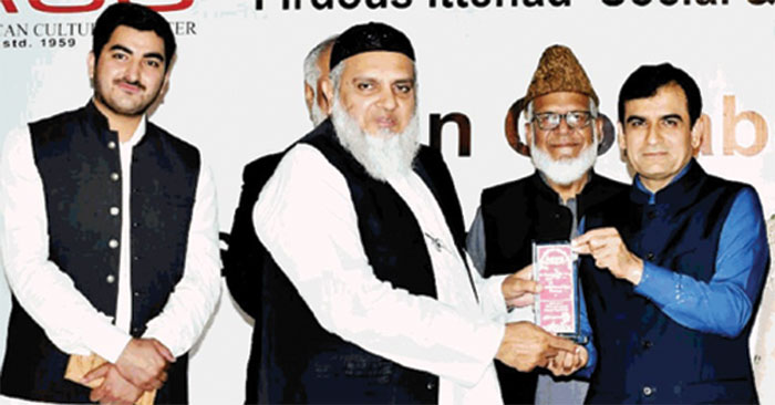 کمشنر کراچی اقبال میمن حاجی عبدالباری کو اسپورٹس ایوارڈ دیتے ہوئے۔