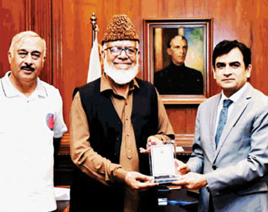 کمشنر کراچی اقبال میمن باسکٹ بال ایسوسی ایشن کے صدر غلام محمد خان کو ایوارڈ دیتے ہوئے