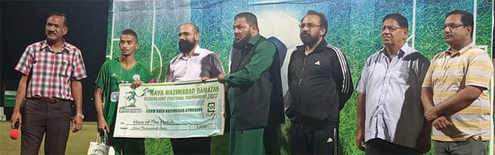 نیا ناظم آباد فٹبال ٹورنامنٹ میں مہمان خصوصی ڈاکٹر نادر علی خان منیر احمد کو مین آف دی میچ ایوارڈ دے رہے ہیں