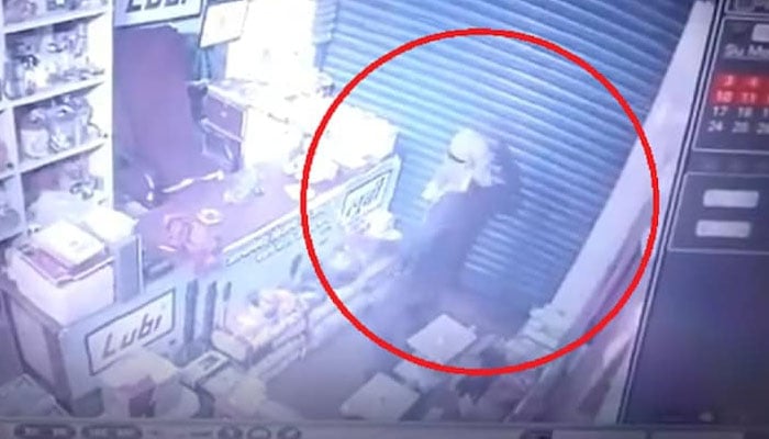 بھارت: دکان لوٹنے کے بعد چور ناچنے لگا