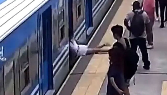 چلتی ٹرین کے نیچے آنے والی خاتون زندہ بچ گئی