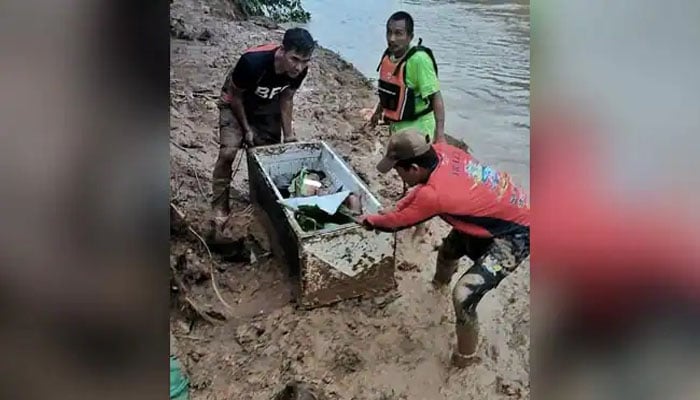 فلپائنی لڑکا 20 گھنٹے تک ریفریجریٹر میں پناہ لیکر معجزانہ طور پر بچ گیا