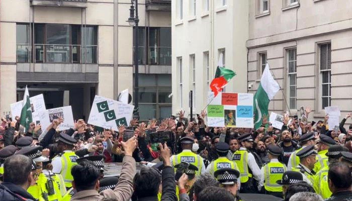 لندن، ایون فیلڈ کے اطراف پی ٹی آئی کارکنوں کا احتجاج