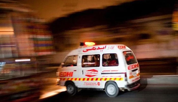کراچی، پیٹرول پمپ پر وین میں آتشزدگی، 4 خواتین زخمی