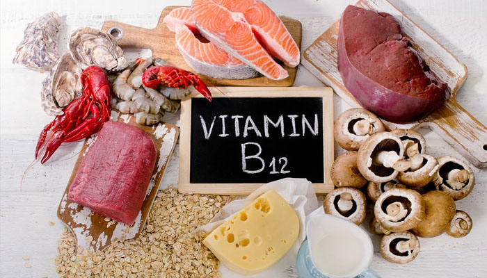 وٹامن B12 کی کمی کے شکار افراد کو کونسی غذائیں کھانی چاہیے؟