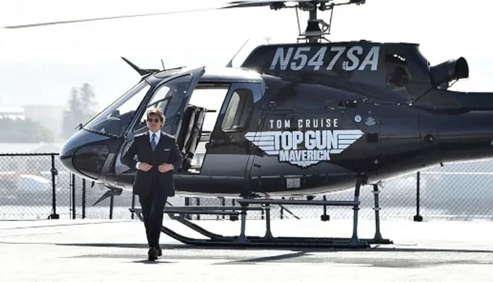 ٹام کروز کی نئی فلم کے پریمیئر میں ہیلی کاپٹر پر انٹری
