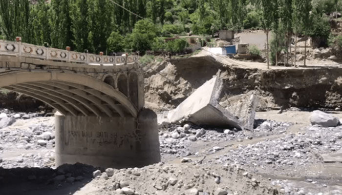 ہنزہ: منہدم پل کی جگہ نصب کرنے کیلئے لوہے کا پل پہنچا دیا گیا
