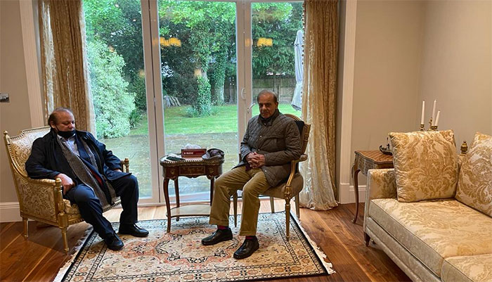 لندن میں وزیر اعظم شہباز شریف کی نواز شریف سے ملاقات، ملکی معیشت سے متعلق گفتگو
