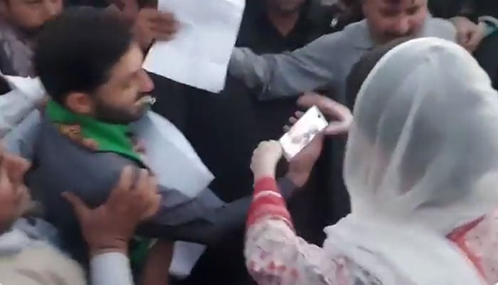 مریم نواز نے مداح کی سیلفی لینے کی فرمائش پوری کردی