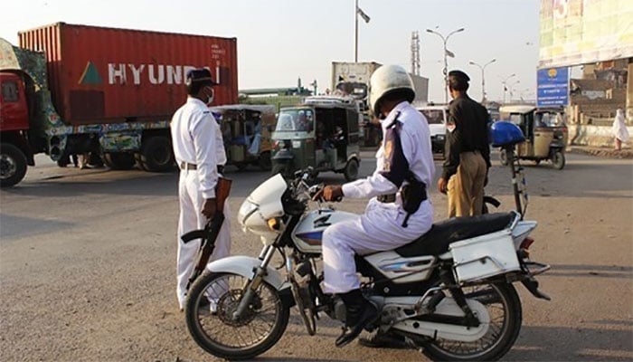 حادثات میں اضافہ: کراچی میں ٹریفک خلاف ورزی پر چالان کا سلسلہ دوبارہ شروع