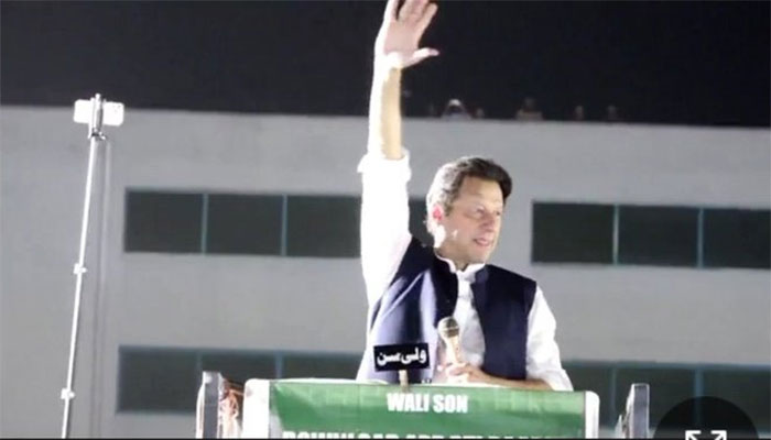 اسلام آباد تا سیالکوٹ، عمران خان نے ہوائی سفر کے لیے چھوٹا چارٹرڈ طیارہ استعمال کیا