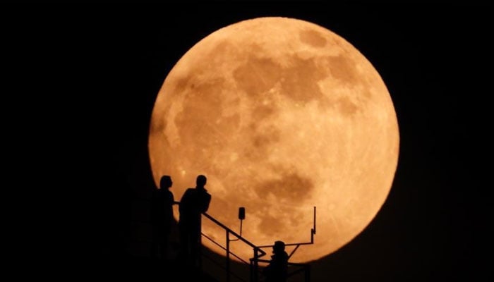 روس کے شہر گروزنی سے مکمل چاند گرہن کا خوبصورت نظارہ