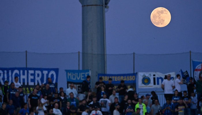 اطالوی سیری اے فٹ بال میچ کے آغاز سے قبل کالگری سرڈیگنا ارینا سے نظر آنے والا مکمل چاند  کا خوبصورت نظارہ