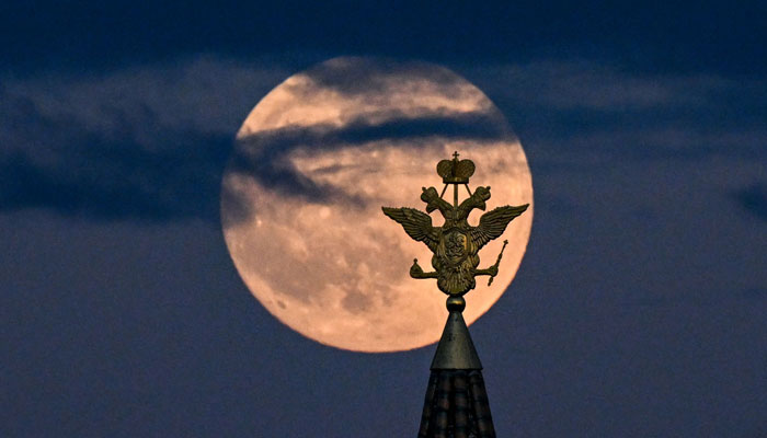 روس کے دارالحکومت ماسکو کے مشہور ریڈ اسکوائر پر نظر آنے والا مکمل چاند گرہن کا خوبصورت منظر