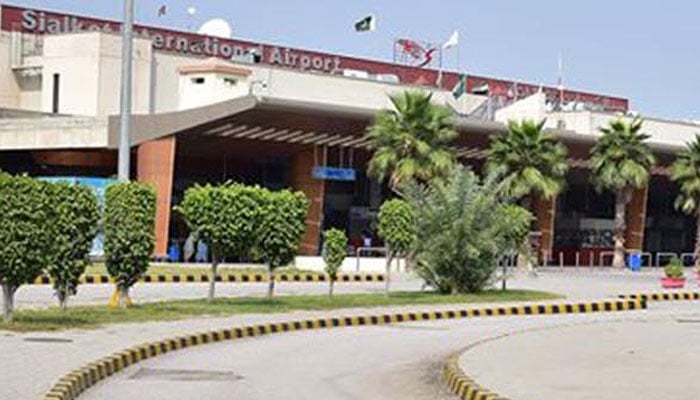 عمران خان کے سیالکوٹ ائیرپورٹ سے 2 موبائل چوری کی تحقیقات، شواہد نہ مل سکے