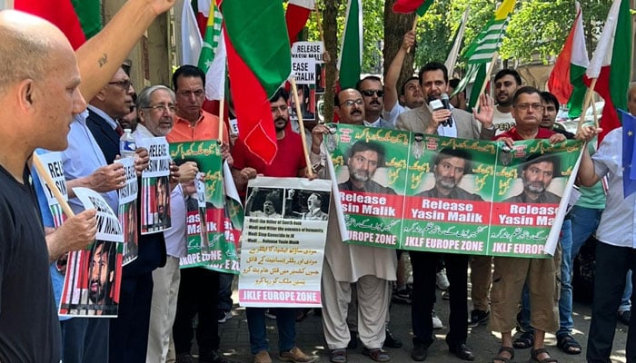 برسلز: جموں کشمیر لبریشن فرنٹ کے تحت یاسین ملک کی رہائی کے لیے بھارتی سفارتخانے پر مظاہرہ