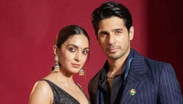 Sidharth Malhotra hugs his rumored love Kiara Advani on screening of 'Bhool Bhulaiyaa 2' 