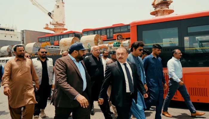 پیپلز بس سروس کی مزید 71 بسیں چین سے کراچی پہنچ گئیں، شرجیل میمن