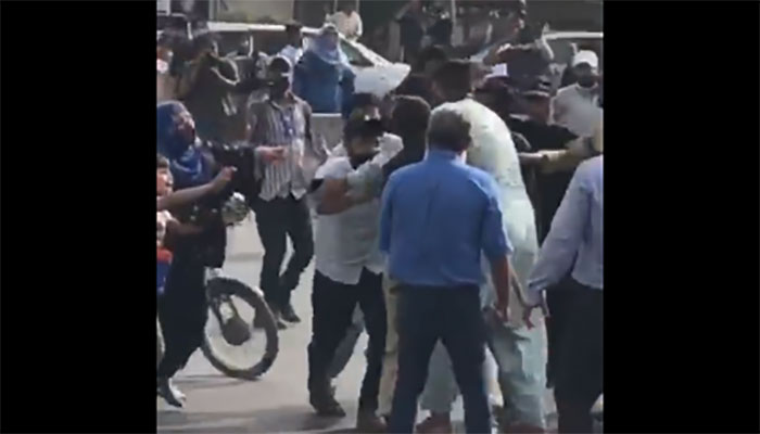 کراچی: نمائش چورنگی پر پی ٹی آئی کارکنان کا پتھراؤ، 3 پولیس اہلکار زخمی