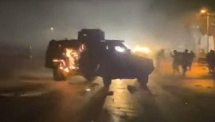 اسلام آباد، پی ٹی آئی کارکنوں نے پولیس کی بکتربند جلا دی