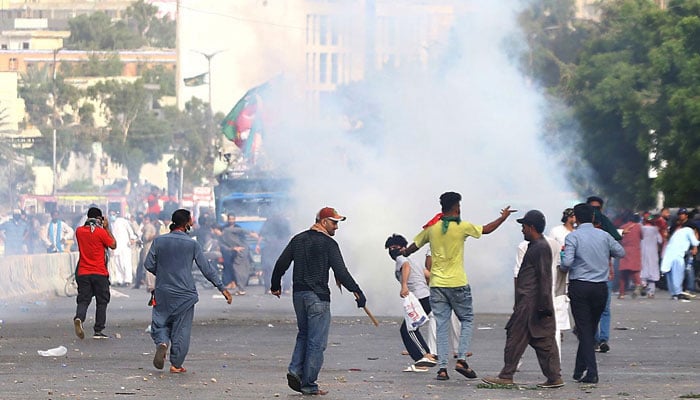 کراچی: دفعہ 144 کی خلاف ورزی پر  گرفتار 20 پی ٹی آئی کارکن ضمانت پر رہا