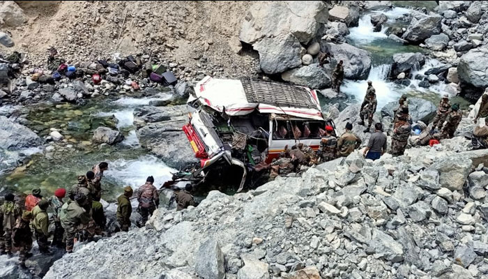 لداخ: بھارتی فوجی بس دریا میں گرگئی، 7 اہلکار ہلاک، 19 زخمی