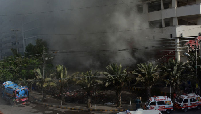 کراچی: سپر اسٹور میں لگی آگ تاحال بجھائی نہ جاسکی